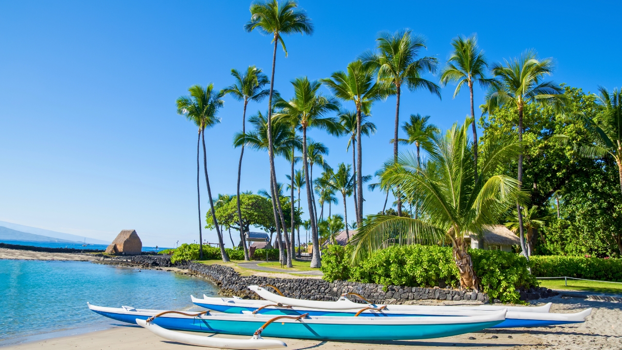 Hawaiian outrigger canoe at Kamakahonu Beach Kailua-Kona, Big Island, Hawaii